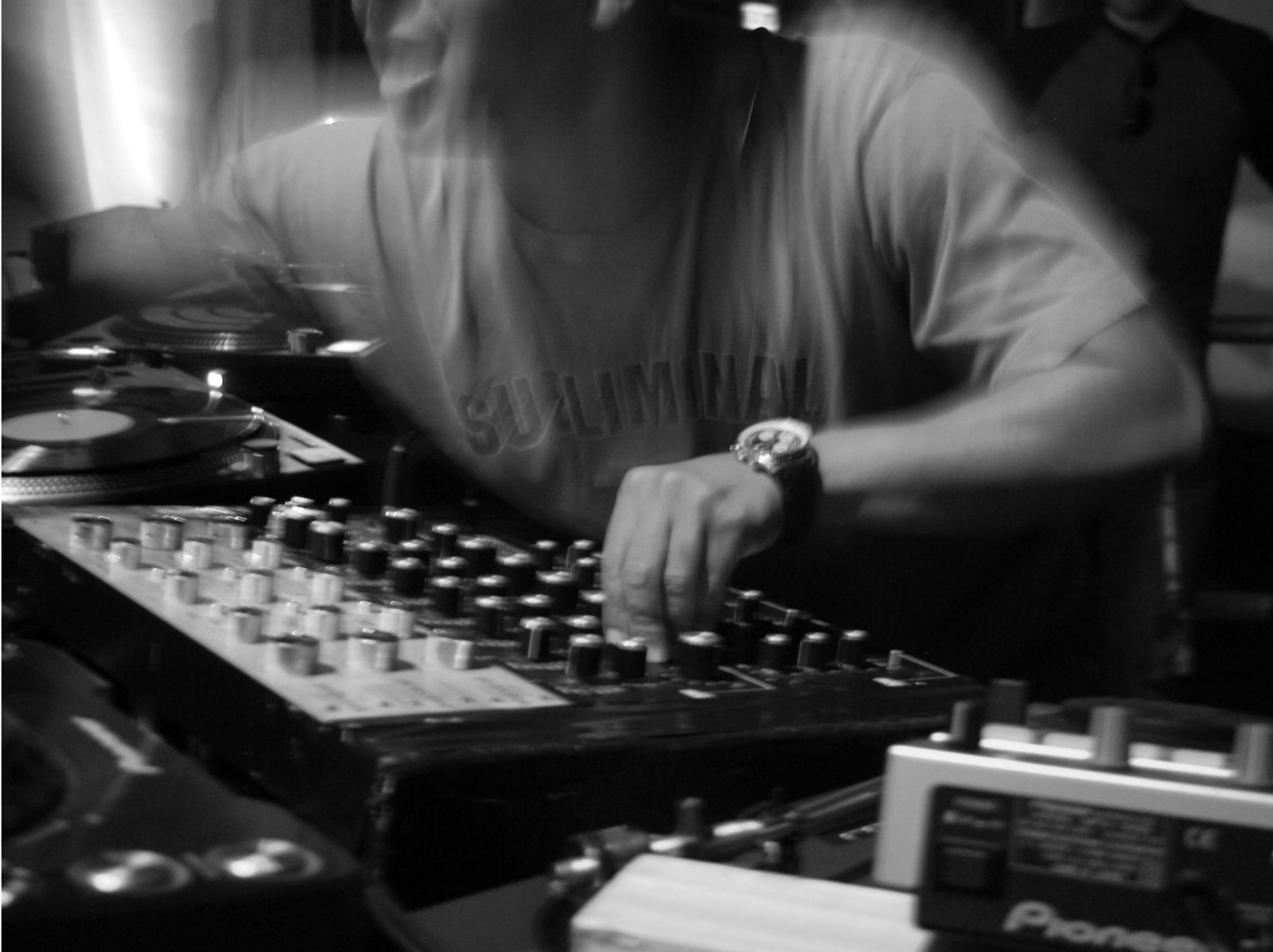 DJ Mixing B&W